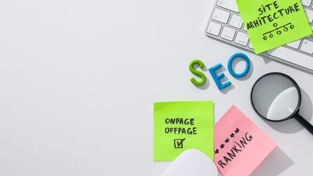 A 'consulente SEO cosa fa' involves organizing SEO strategies with sticky notes on site architecture, ranking, and other key elements.